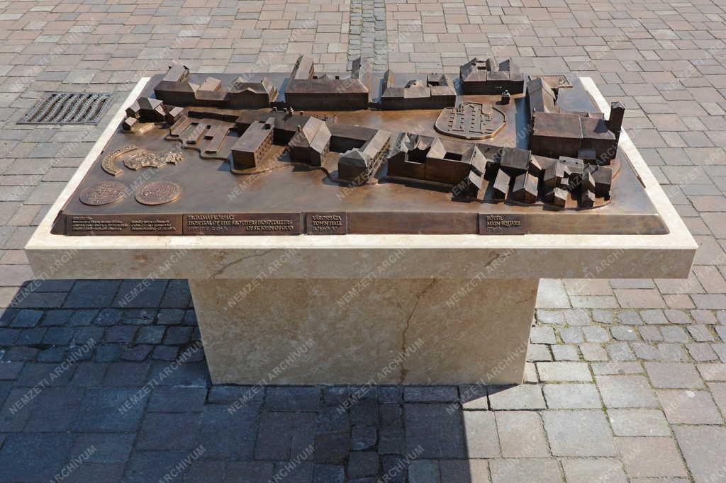 Érdekes - Vác - A Március 15. tér bronz makettje