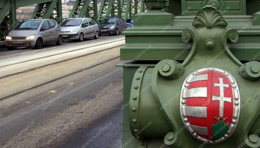 Budapest - Címerpajzs a hídon