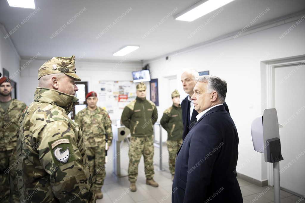 Orbán Viktor a Honvéd Vezérkar Összhaderőnemi Műveleti Vezetési Irányító Központban