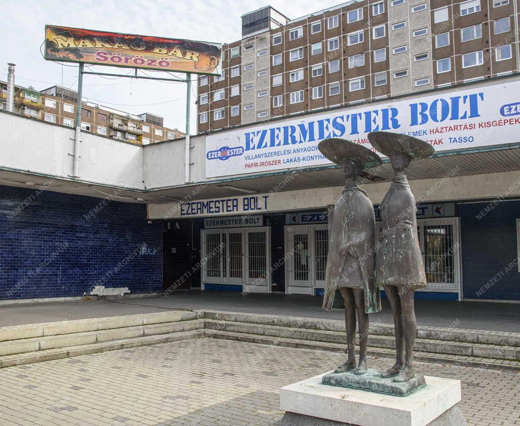 Városkép - Budapest - Ikrek című szoborpár Újpalotán