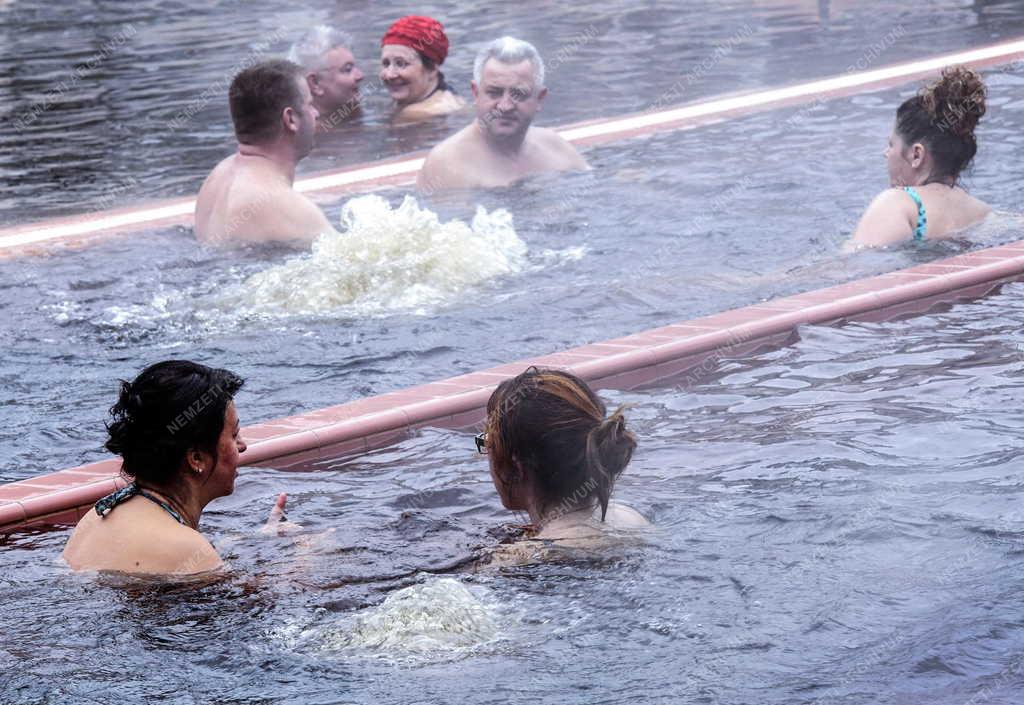 Szabadidő - Hajdúszoboszló - Téli fürdőzés 