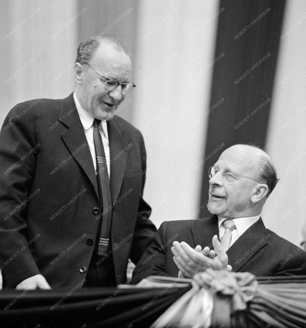 Külkapcsolat - Nagygyűlés az NDK párt- és kormányküldöttségének tiszteletére