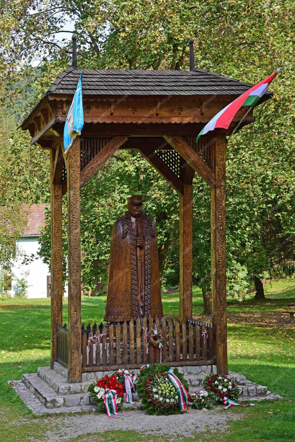 Köztéri szobor - Szilvásvárad - Kárpátok őre