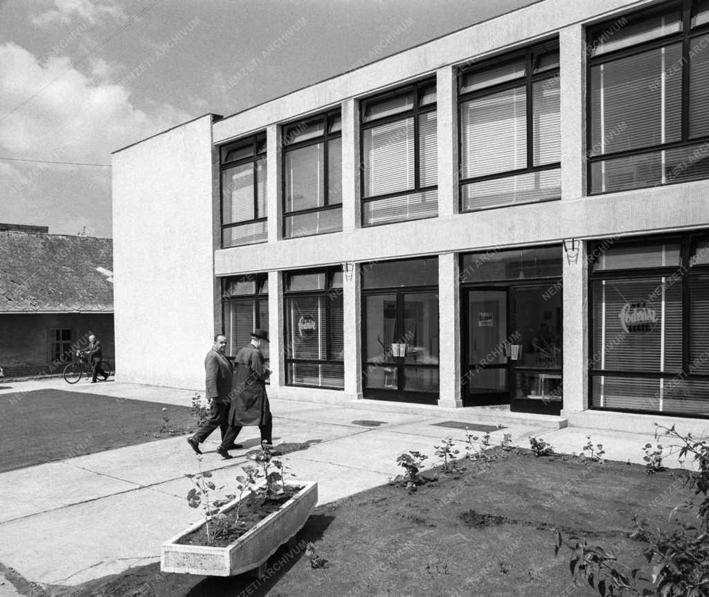 Szolgáltatás - Szolgáltatóház Siófokon