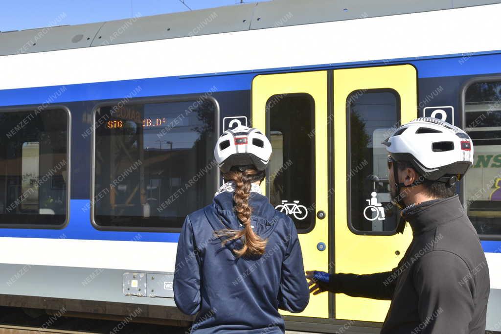 Közlekedés - Budapest - S76-os jelzésű személyvonat
