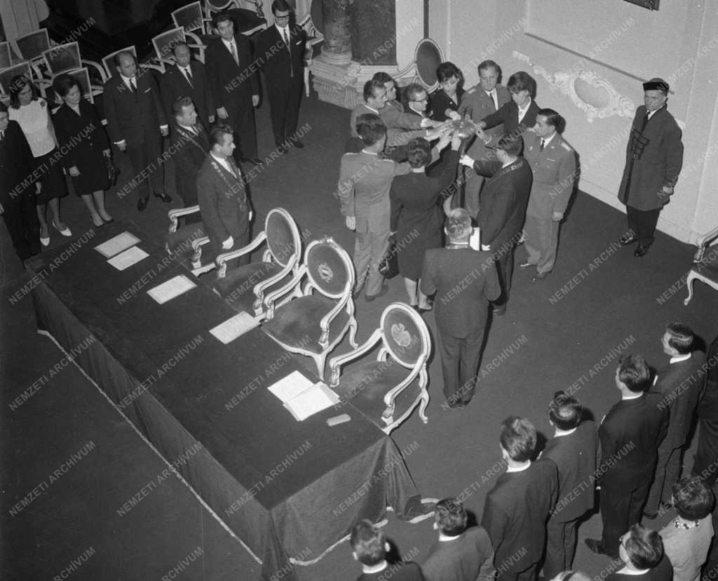 Oktatás - Doktorrá avatás az Eötvös Loránd Tudományegyetemen