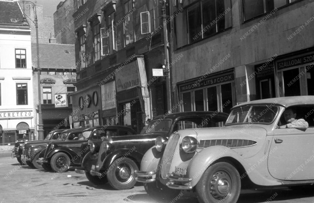 Városkép-életkép - Parkoló gépkocsik a Vörösmarty téren