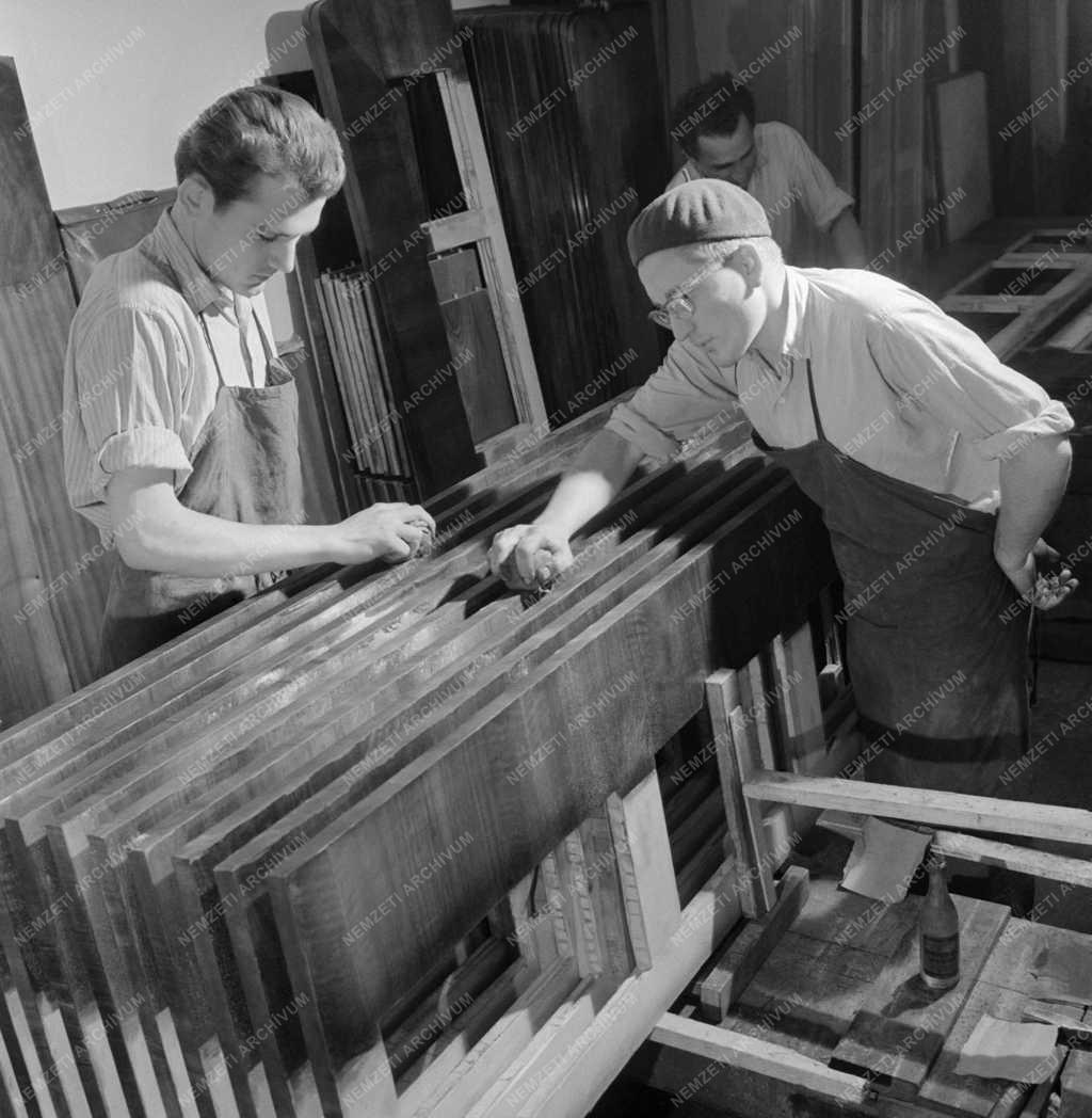 Ipar - Ipoly Bútorgyár