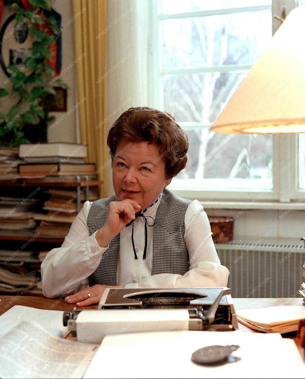 Rab Zsuzsa József Attila-díjas költő