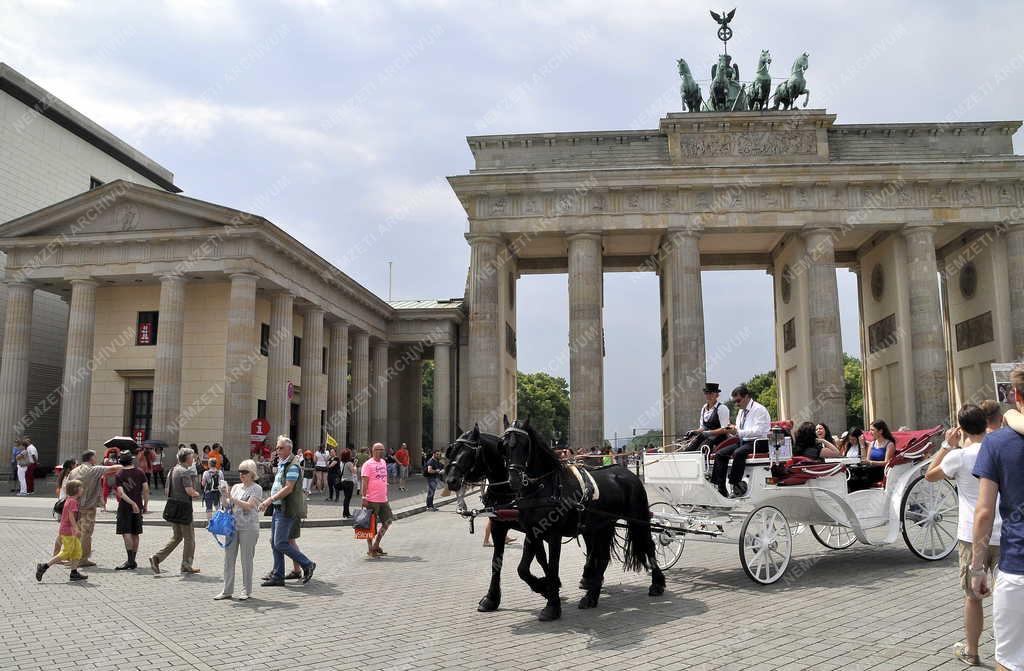 Idegenforgalom - Berlin - Turisták a Brandenburgi kapu előtt