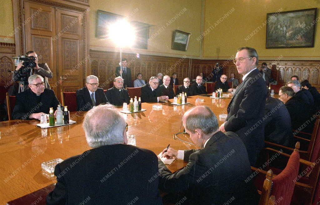 Belpolitika - Grósz Károly megbeszélése egyházi vezetőkkel