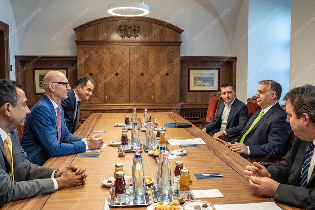 Orbán Viktor fogadta a Deutsche Telekom vezetőit a Karmelita kolostorban