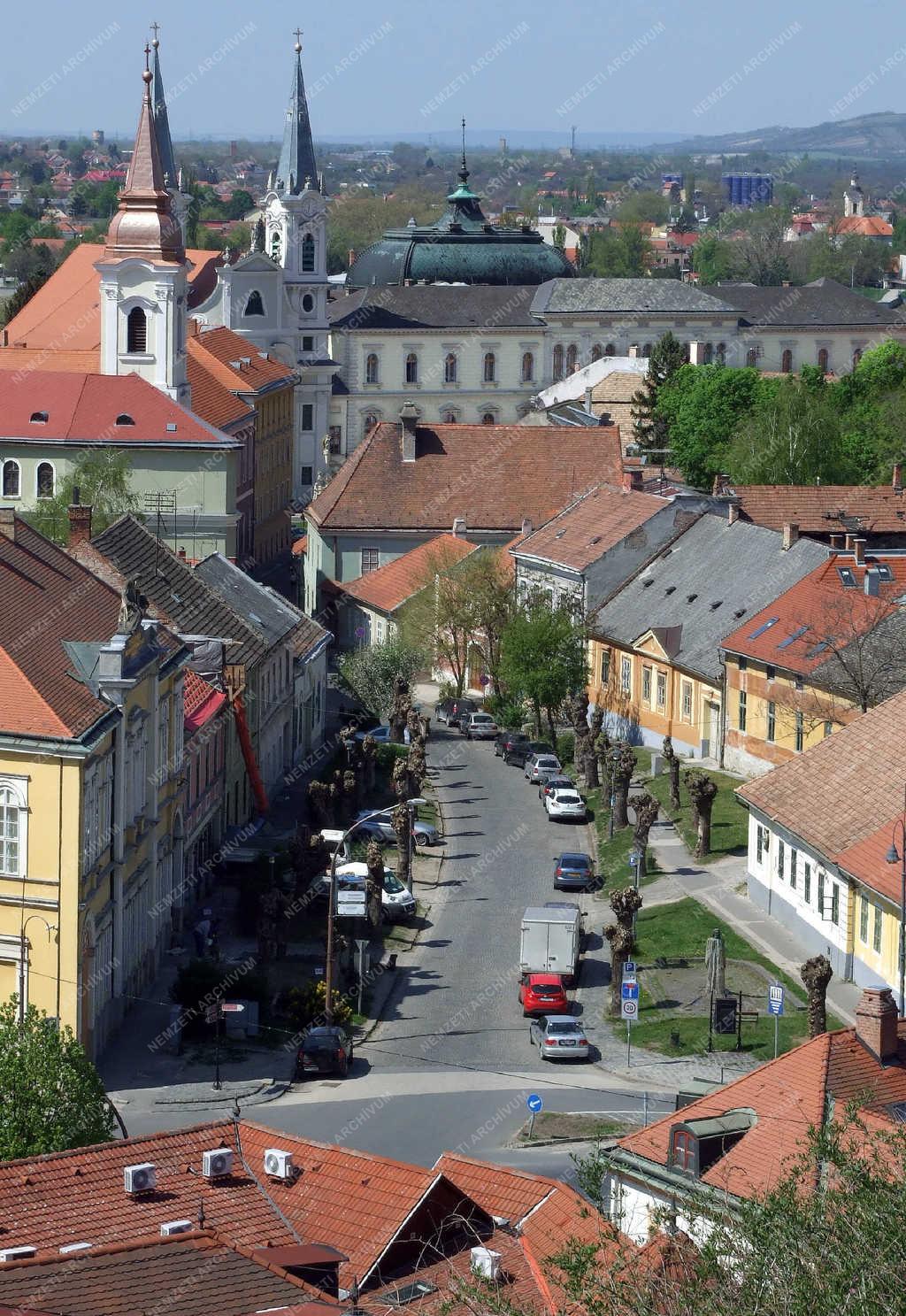 Városkép - Esztergom - A Pázmány Péter utca épületei