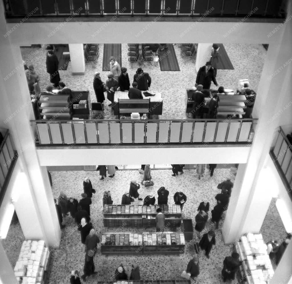 Kereskedelem - Karácsonyi forgalom a Divatcsarnokban