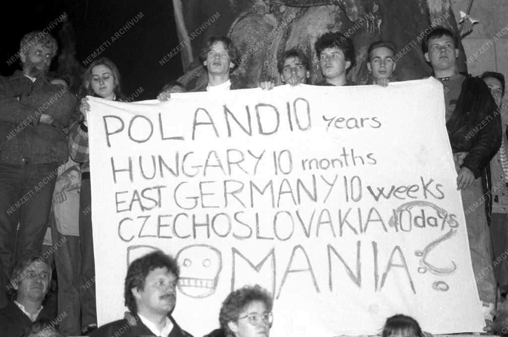 Demonstráció a Hősök terén Tőkés Lászlóért