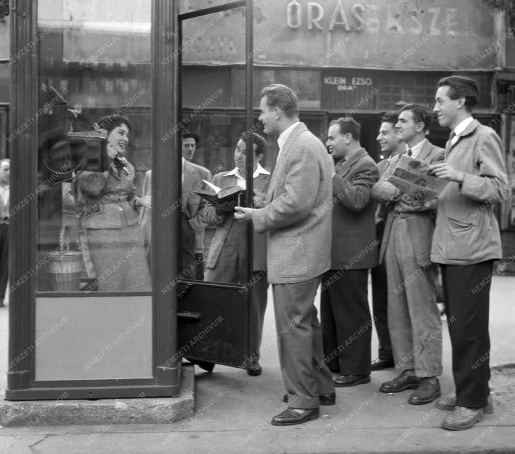 Távközlés - Sorban állás a telefonfülkénél