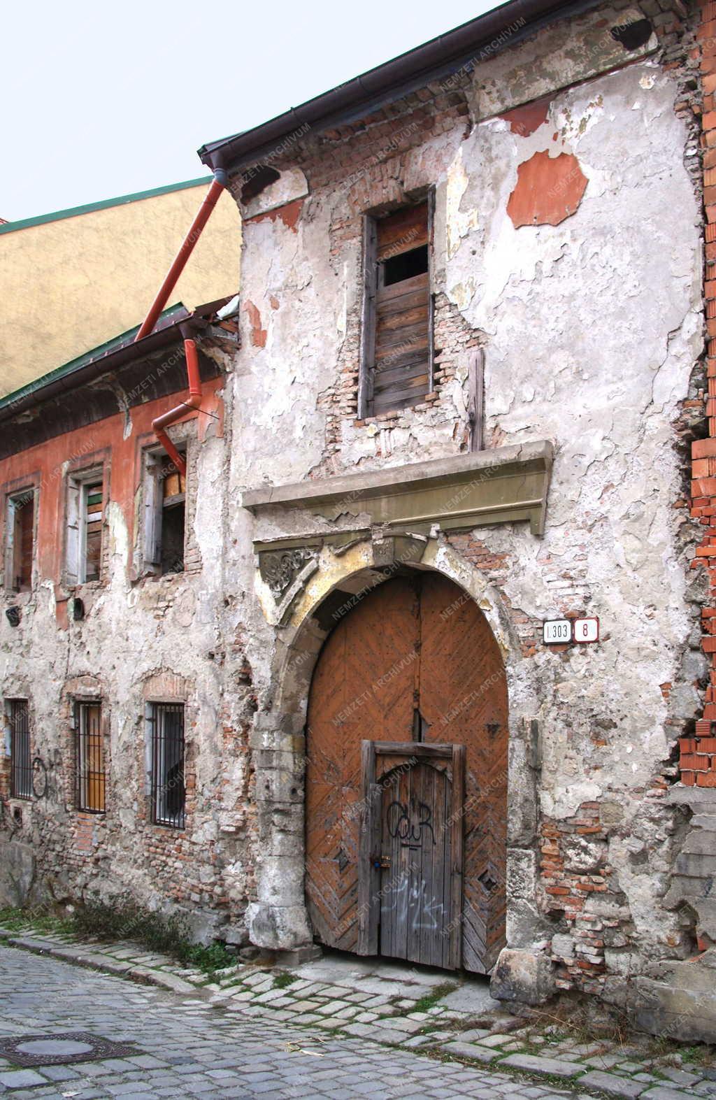 Városkép - Pozsony - Pusztuló kastélyépület a Káptalan utcában