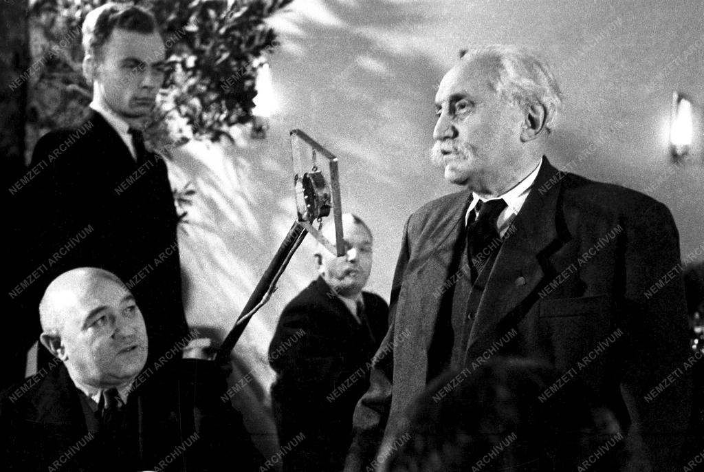Külpolitika - Román népi kollégium avatása   