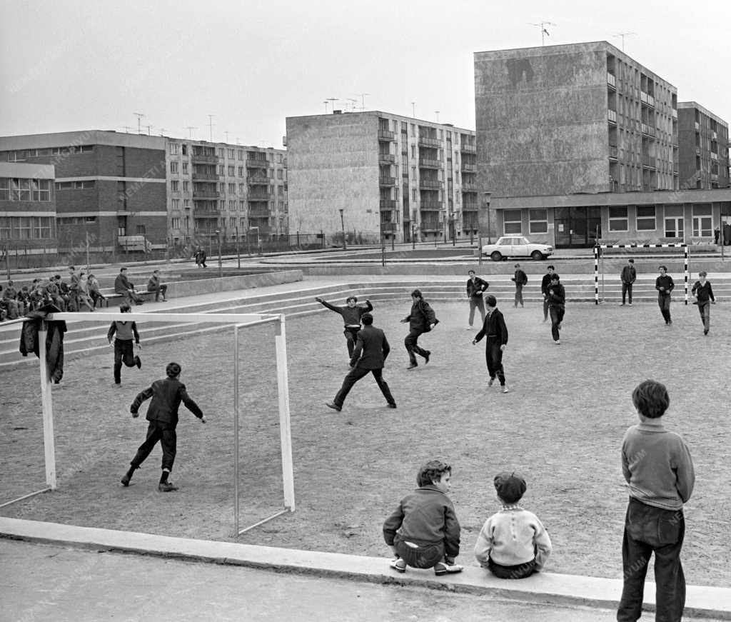 Életkép - Új játszótér a József Attila lakótelepen