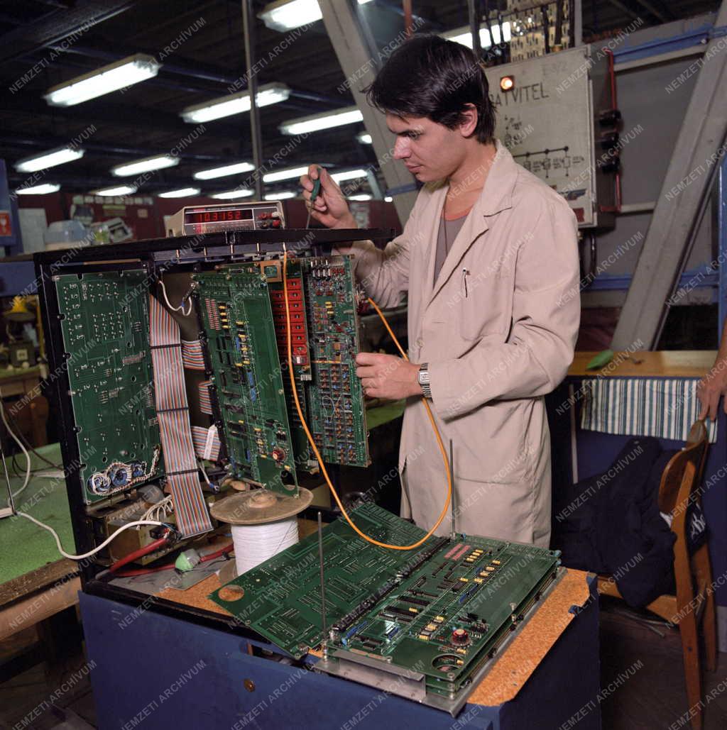 Ipar - Az Elektronikus Mérőműszerek Gyárában