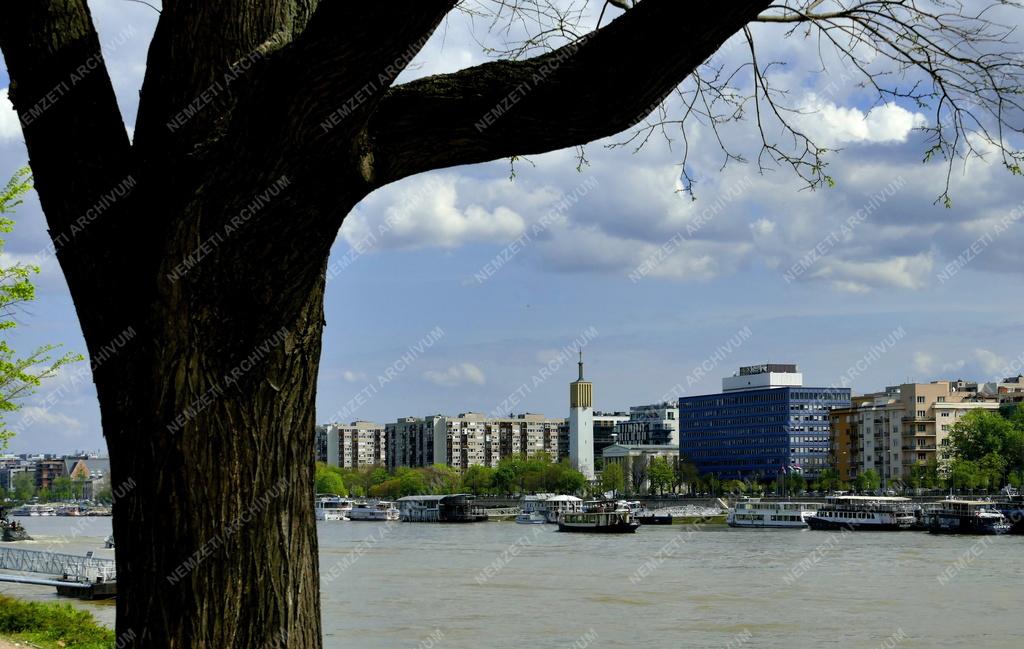 Városkép - Budapest - A Duna bal partja 13. kerületi épületekre