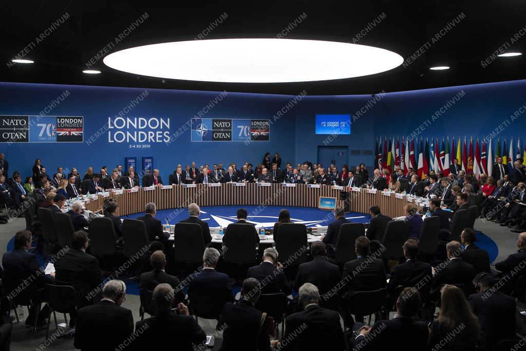 Orbán Viktor a londoni NATO-csúcson