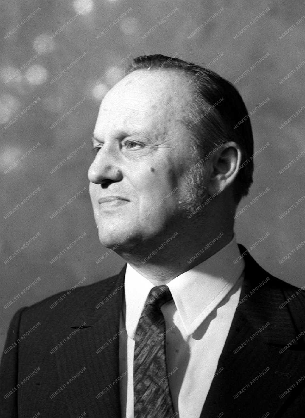 Kitüntetés - Érdemes Művész-díjasok - Fényes Szabolcs