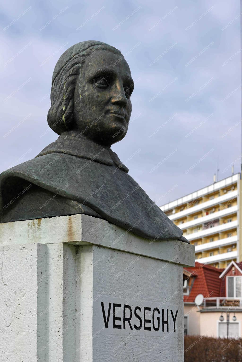 Köztéri szobor - Szolnok - Verseghy Ferenc 