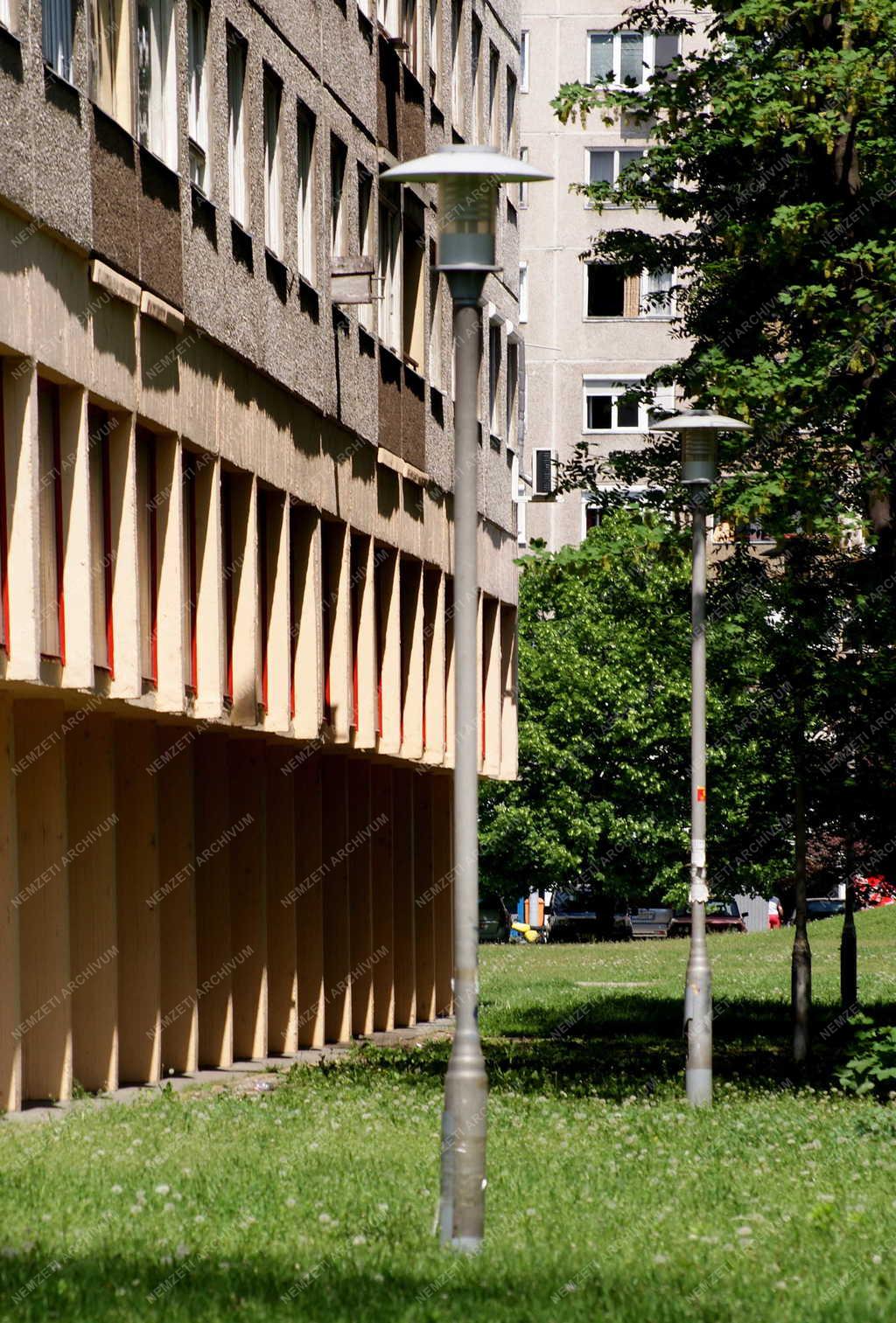 Városkép - Budapest - Óbudai park a panelházak között
