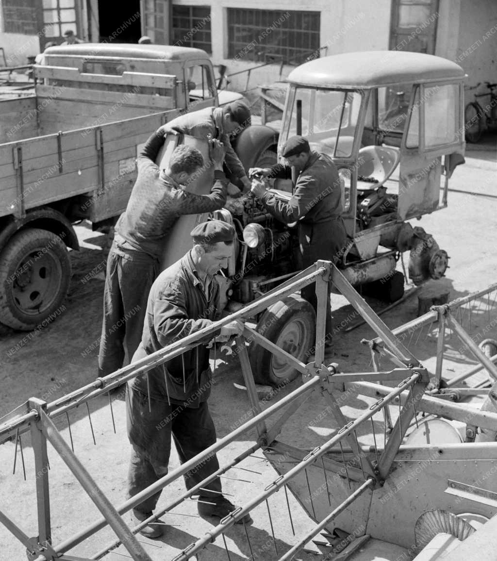 Mezőgazdaság - Dunaföldvári Termelőszövetkezetek Közös Vállakozásainak Központi Gépműhelye