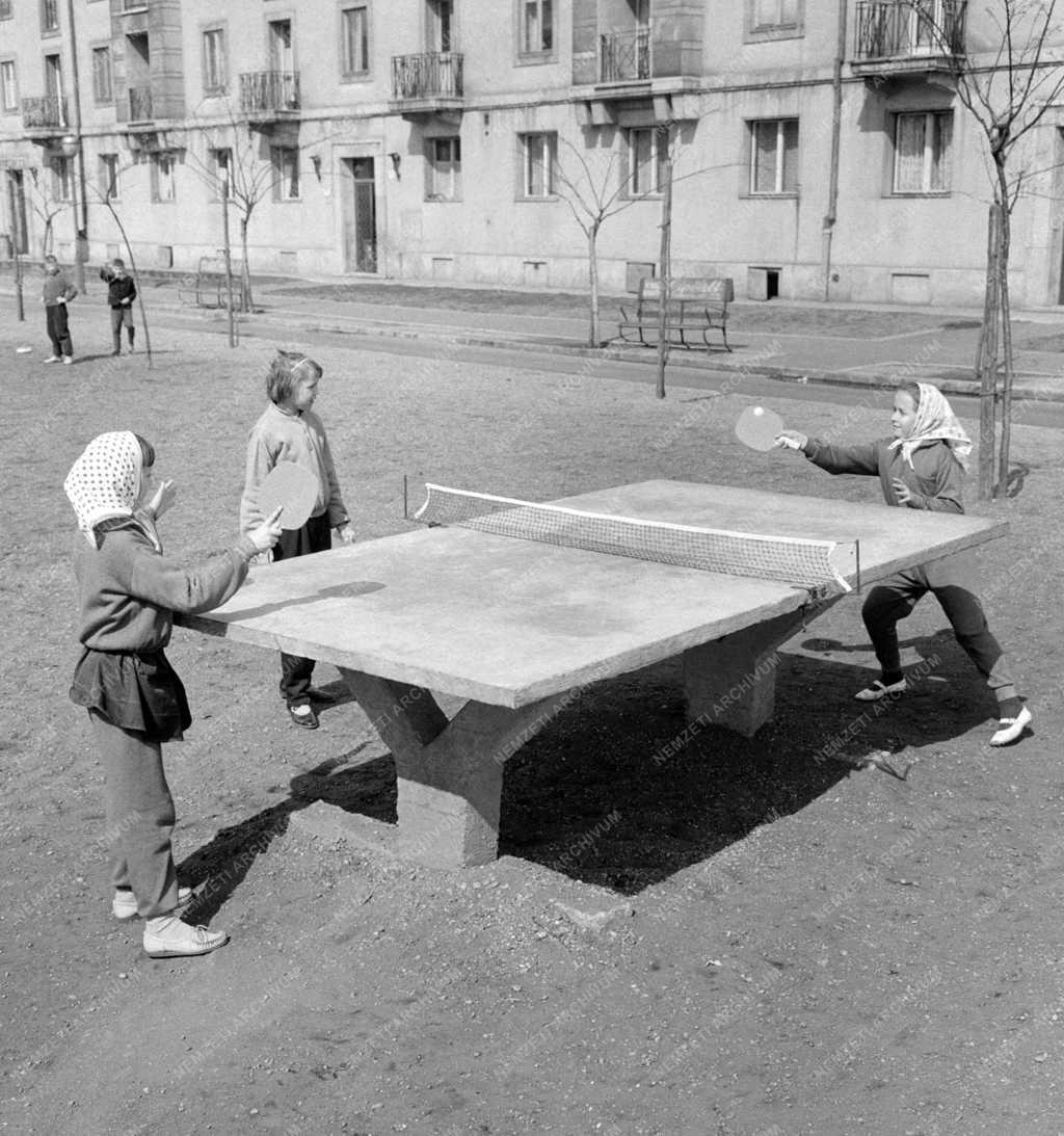 Szabadidő - Szórakozás - Pingpong asztal a játszótéren