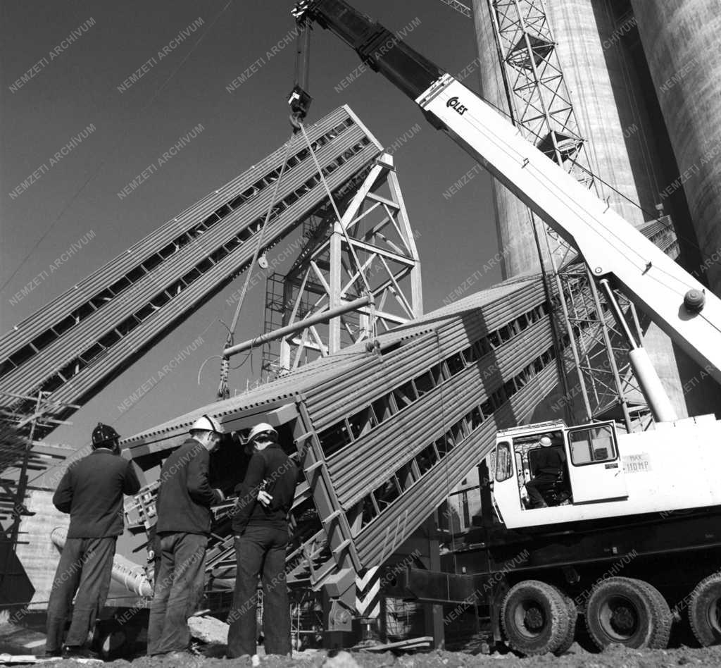 Építőipar - Szállítóhíd beemelés a bélapatfalvai cementgyárban