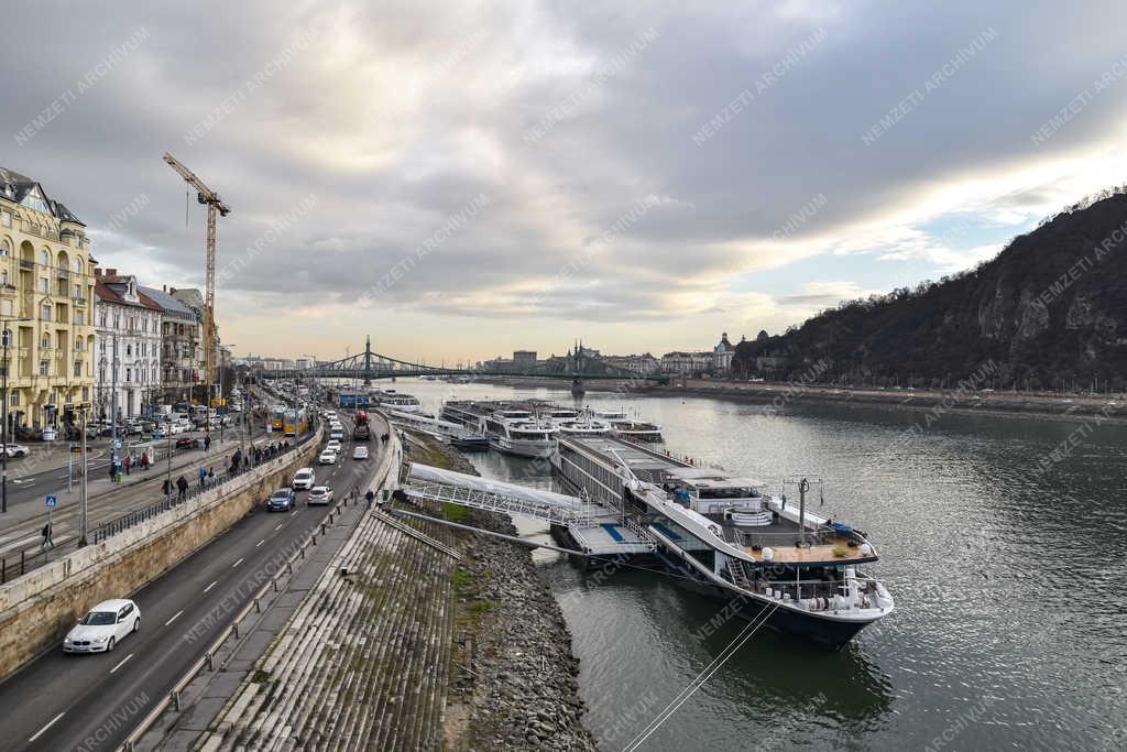 Városkép - Budapest - Pesti alsó rakpart 