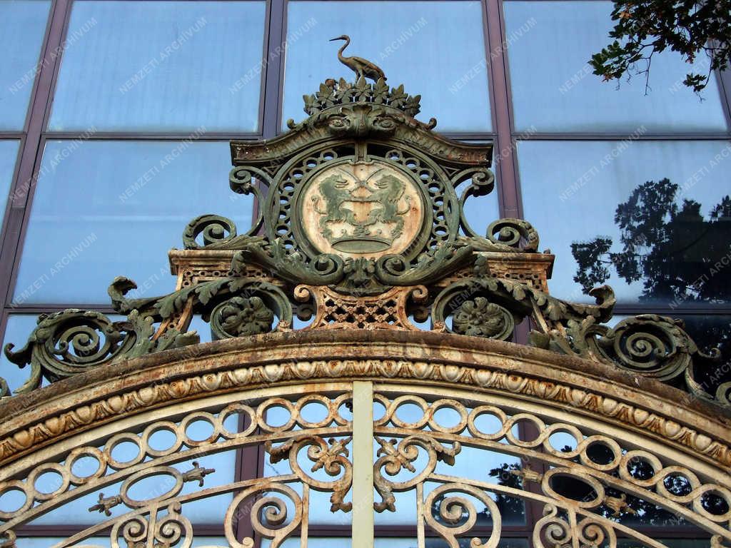 Városkép - Budapest - Főúri jelkép a palotanegyedben