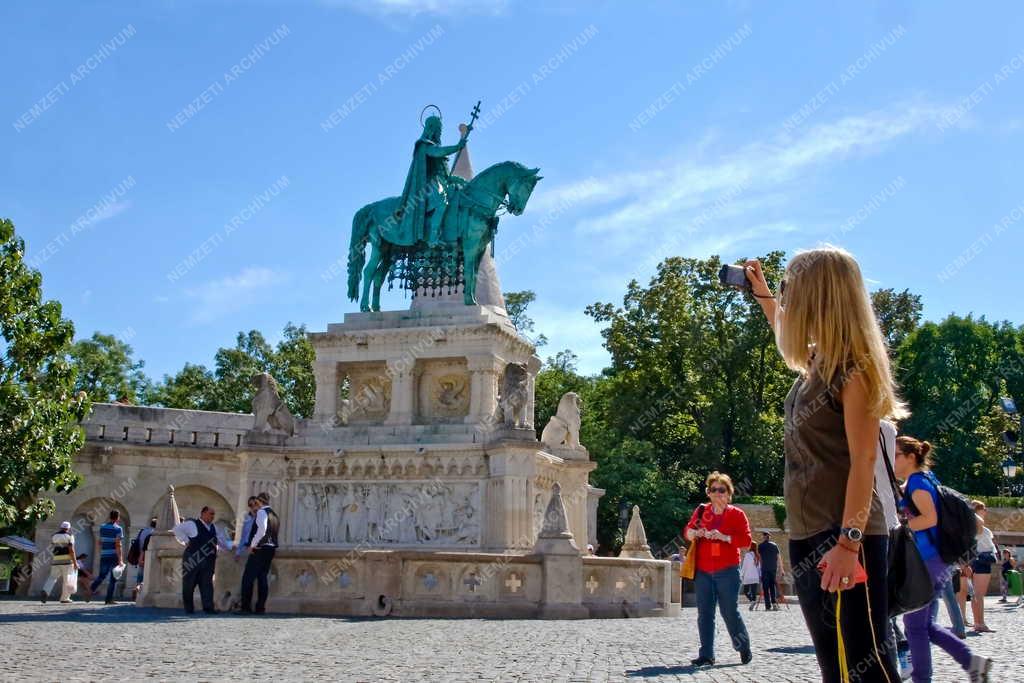 Idegenforgalom - Budapest - Turisták a Szentháromság téren