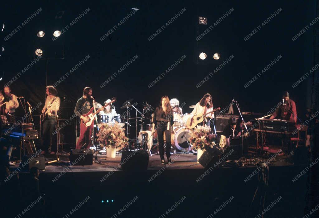 Kultúra - Koncz Zsuzsa énekesnő koncertje a Kertészeti Egyetemen