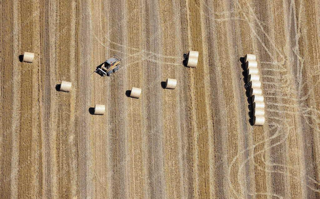 Mezőgazdaság - Hajdúszoboszló - Szalmabálák rakodása