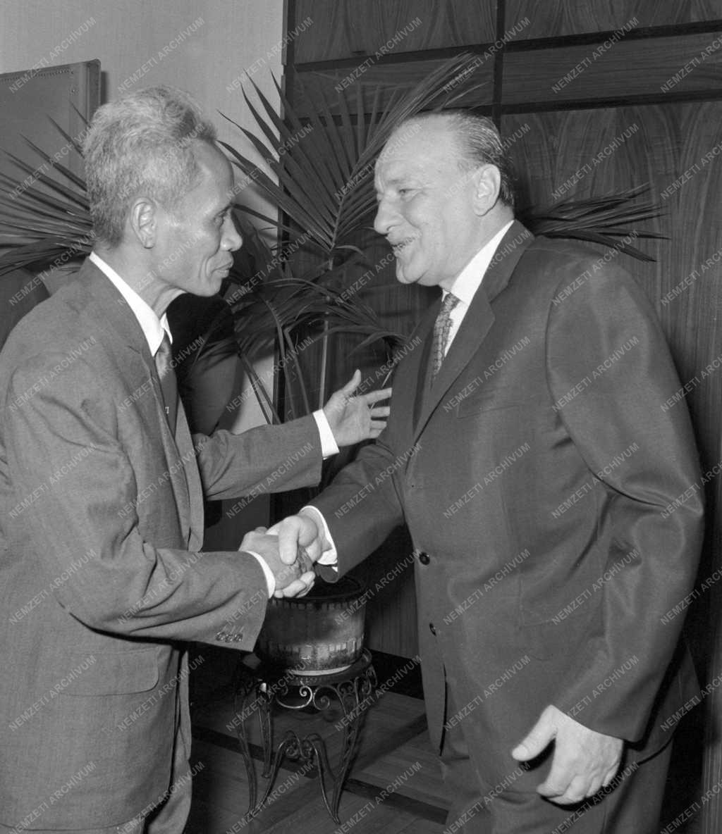 Külpolitika - Kádár János fogadta Pham Van Dongot