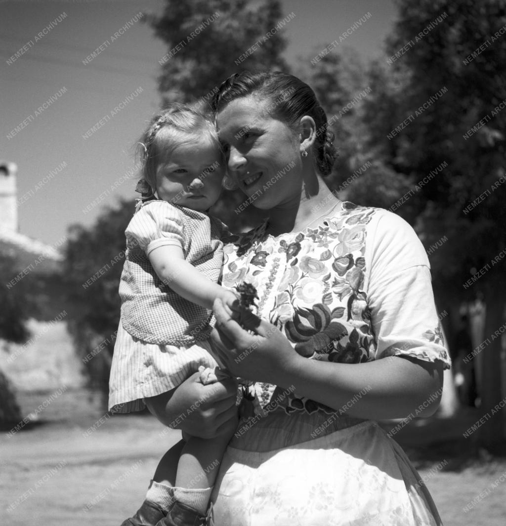 Család - Kalocsai nő gyermekével