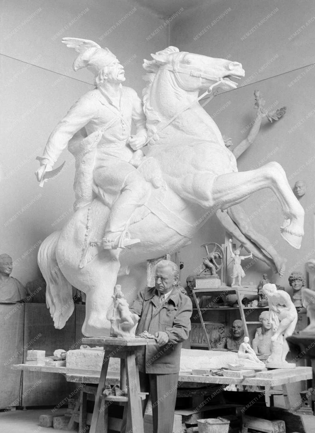 Kultúra - Képzőművészet - Kisfaludi Strobl Zsigmond Kossuth-díjas szobrász