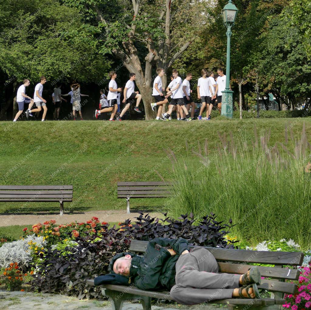 Testnevelés - Budapest - Tornaóra a parkban