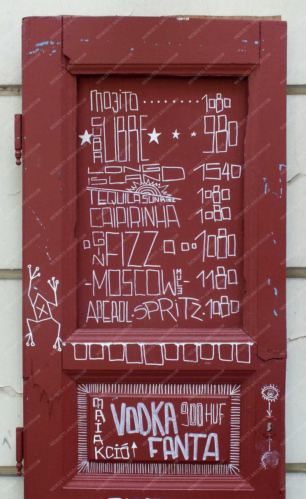 Vendéglátás - Budapest - Ártábla a romkocsmában