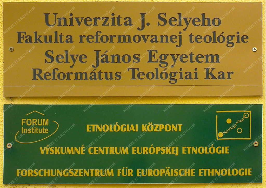 Révkomárom - Intézménytábla