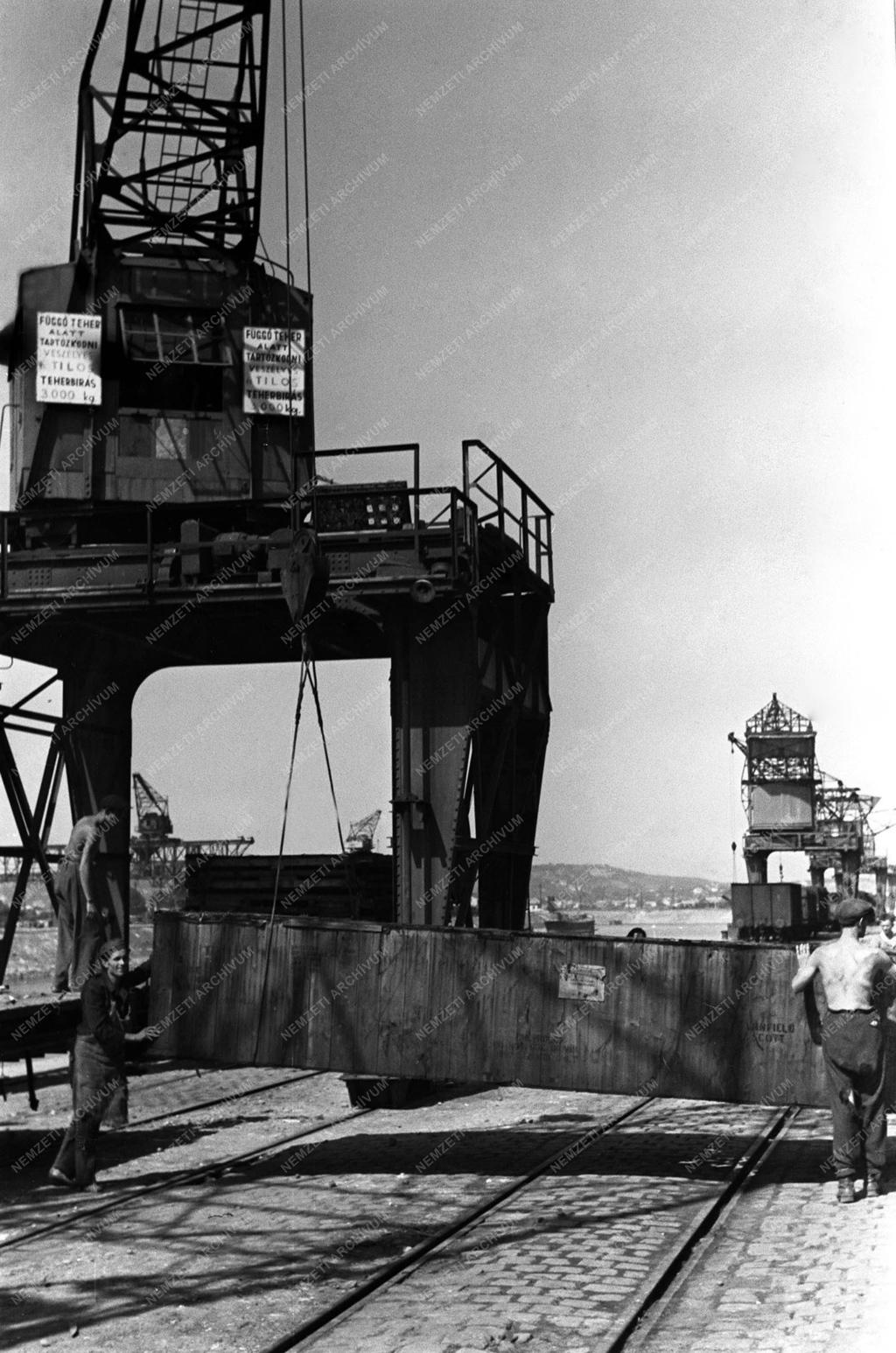 UNRRA autók érkezése