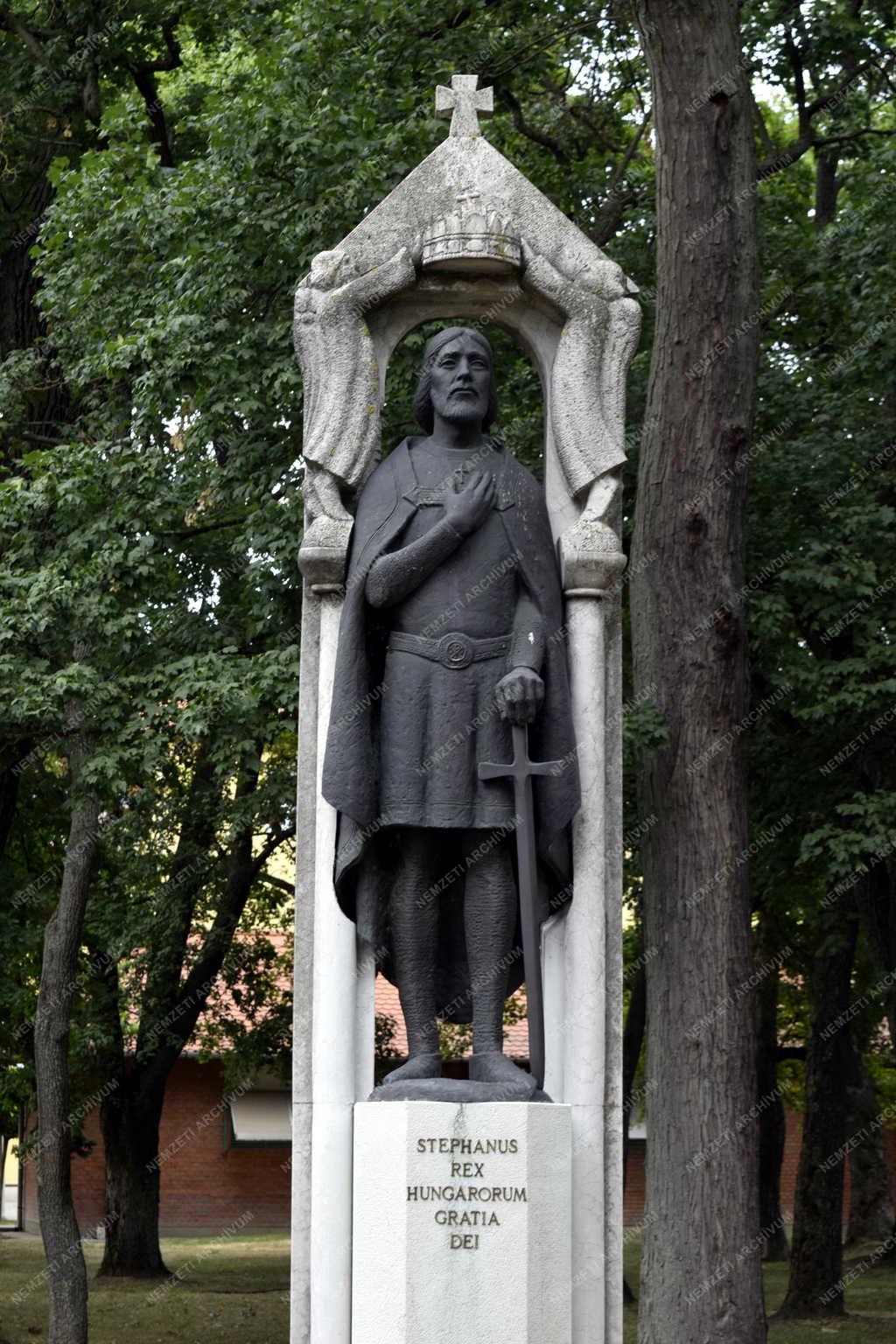 Kultúra - Szent István szobra Harkányban 