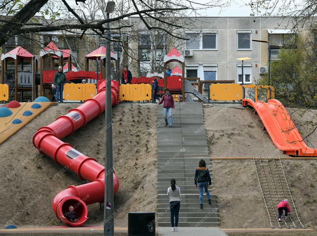 Szabadidő - Játszótér a debreceni Újkerti lakótelepen