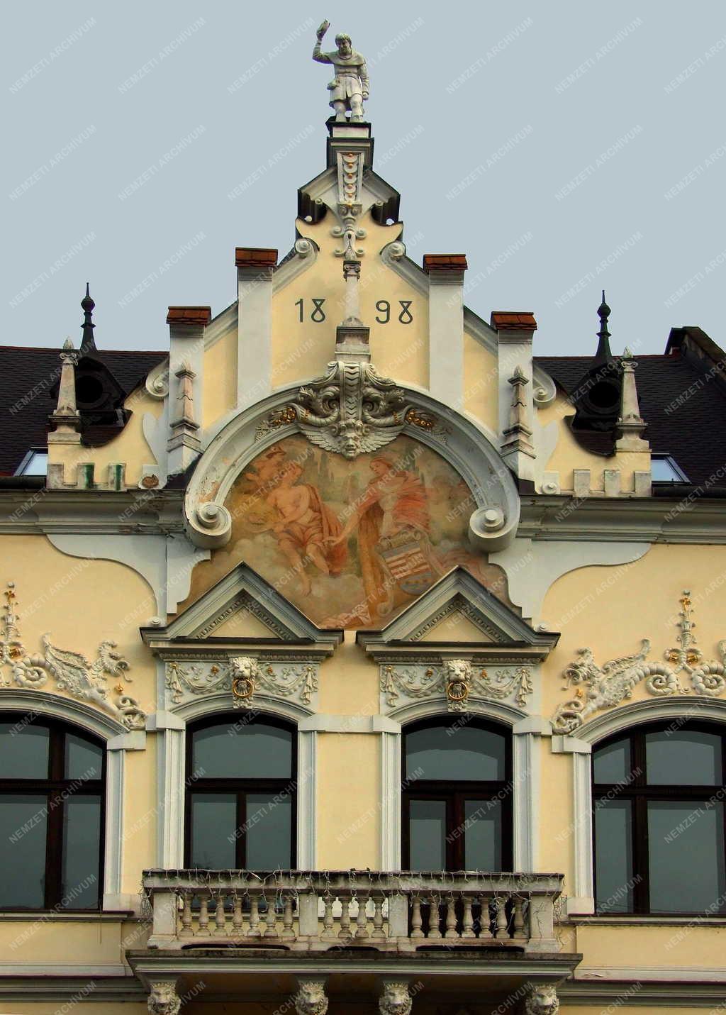 Városkép - Kassa - Régi díszes lakóépület a főutcán