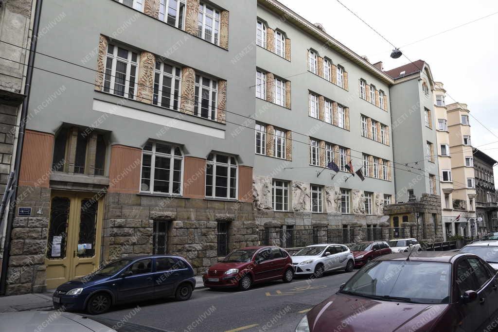Oktatás - Bajza utcai Ének-Zenei Tagozatú Általános Iskola 