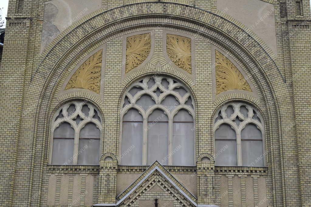 Egyház - Az egykori Ceglédi zsinagóga 