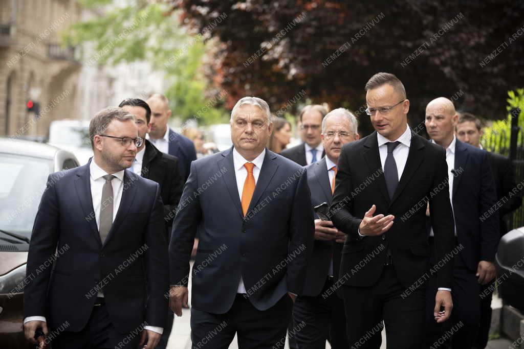 Megalakul az új Országgyűlés - A Fidesz- és a KDNP-frakció tagjai az alakuló ülésre mennek